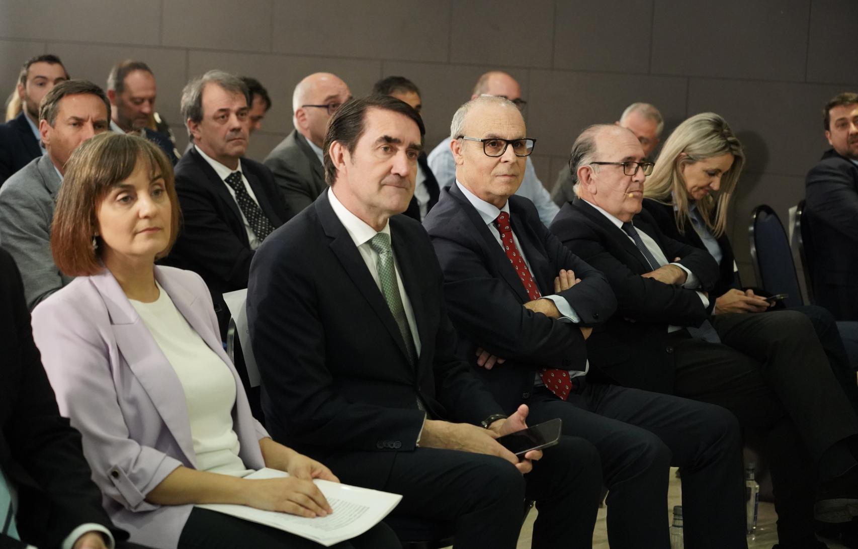 Silvia García, directora de EL ESPAÑOL Noticias de Castilla y León; Juan Carlos Suárez-Quiñones, consejero de Medio Ambiente, Vivienda y Ordenación del Territorio de la Junta; y Carlos Velasco, consejero delegado de EL ESPAÑOL Noticias de Castilla y León en el Foro Energía