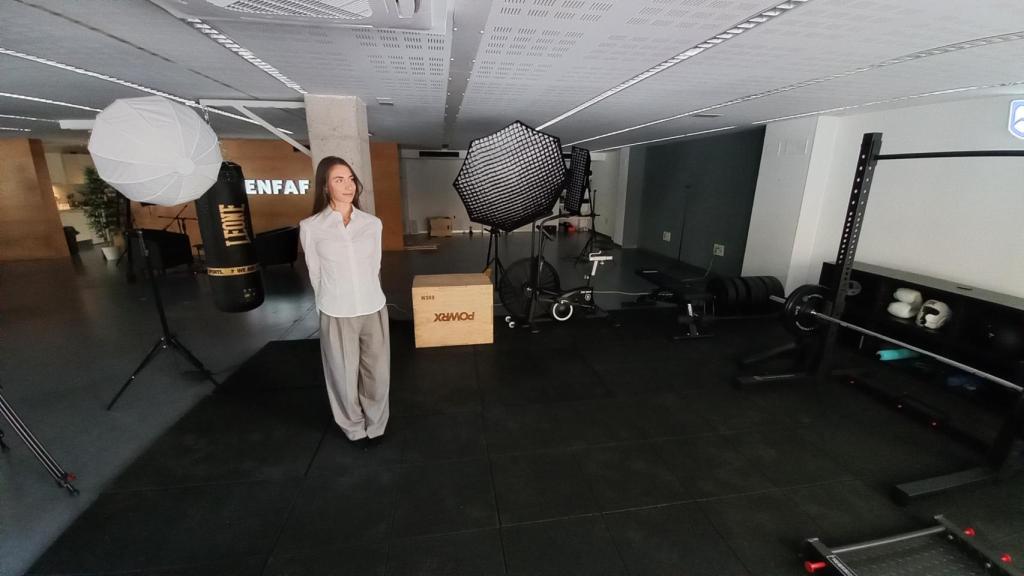 Lucía Aguado muestra a EL ESPAÑOL las instalaciones de ENFAF en las que graba parte de sus vídeos.