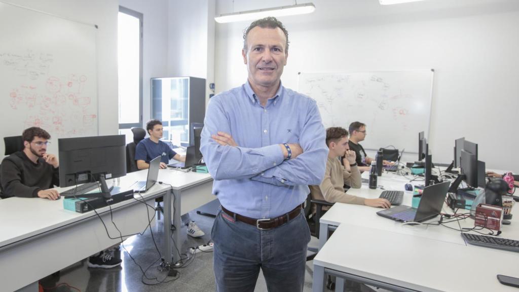 El investigador de CENID, Andrés Montoyo, junto a parte de su equipo.