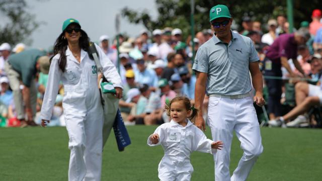 El estadounidense Rickie Fowler, su esposa Allison Stokke, y su hija Maya Fowler, en el hoyo 1 durante el torneo de pares 3