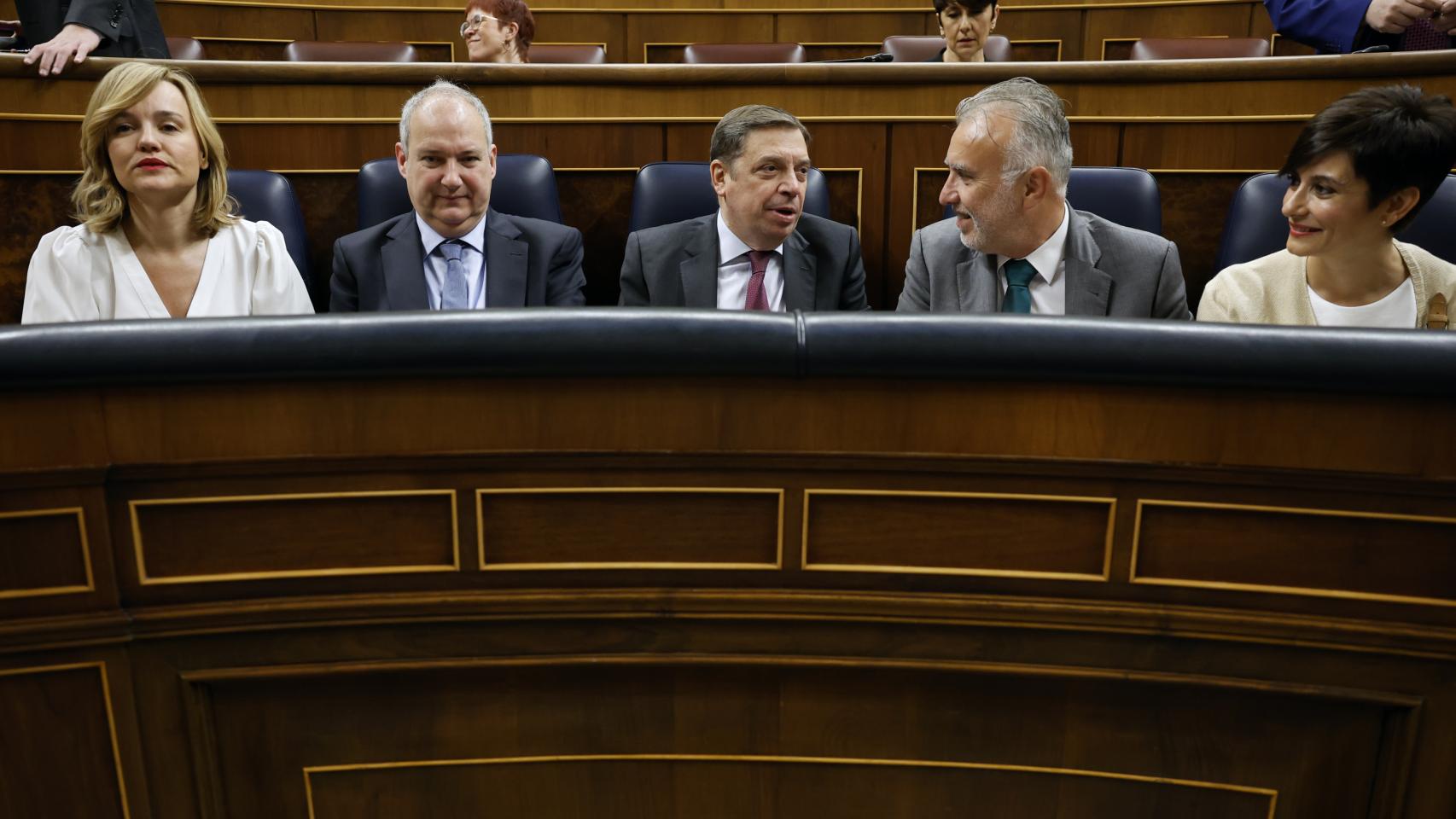 Ángel Víctor Torres (2d), entre Pilar Alegría, Jordi Hereu, Luis Planas e Isabel Rodríguez, este miércoles durante la sesión de control.