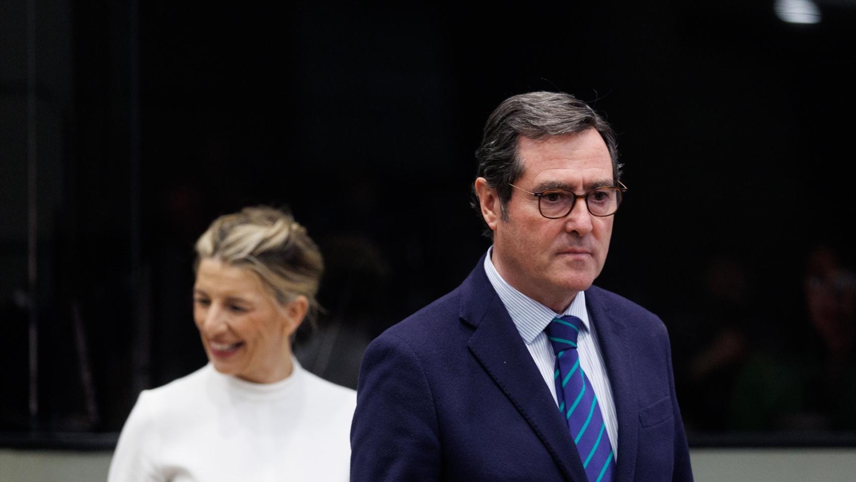 La vicepresidenta segunda y ministra de Trabajo y Economía Social, Yolanda Díaz, y el presidente de la CEOE, Antonio Garamendi, en una imagen de archivo.