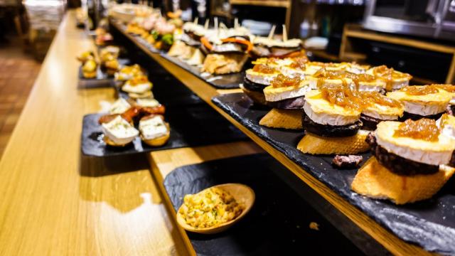 La ruta de tapas que no te puedes perder esta semana en Madrid: pintxo más bebida por solo 3 euros.