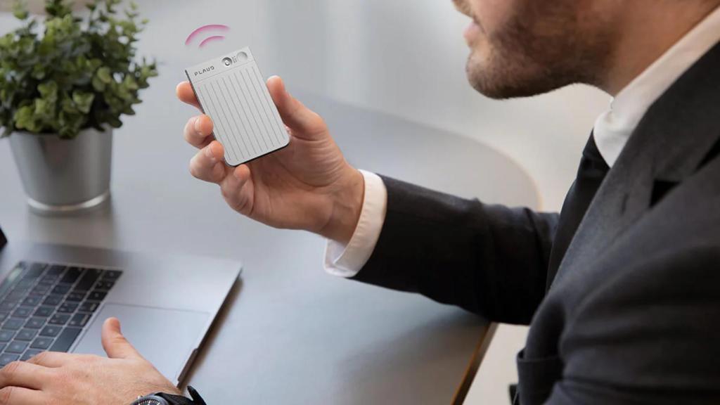 Un usuario utilizando Plaud Note