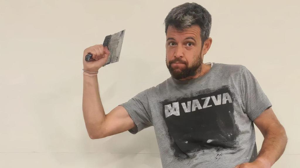 El pintor coruñés, Óscar Cabana, en su estudio.