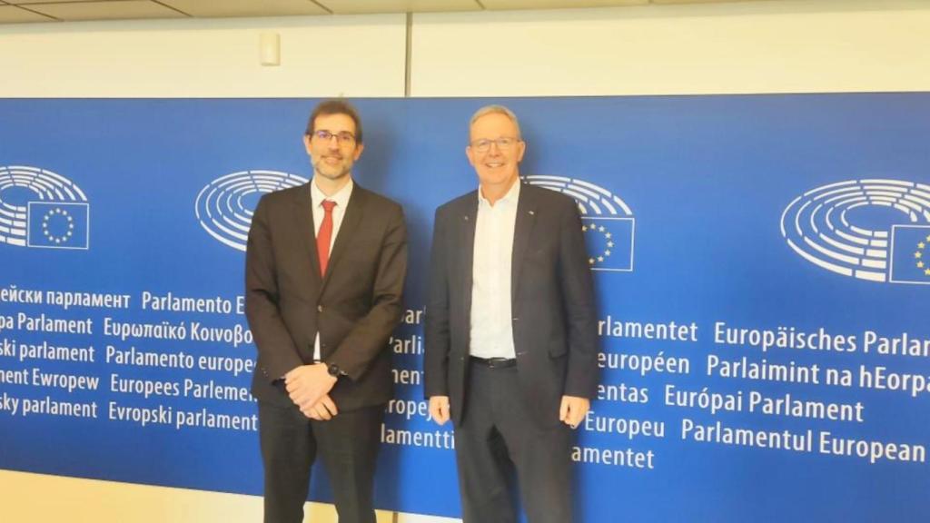 Director de la Axencia para a Modernización Tecnolóxica de Galicia, Julián Cerviño, y Axel Voss, responsable del informe de la comisión especial sobre Inteligencia artificial en la Era Digital del Parlamento Europeo
