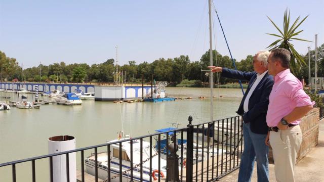 Dos personas en el puerto de Gelves en una imagen de archivo.