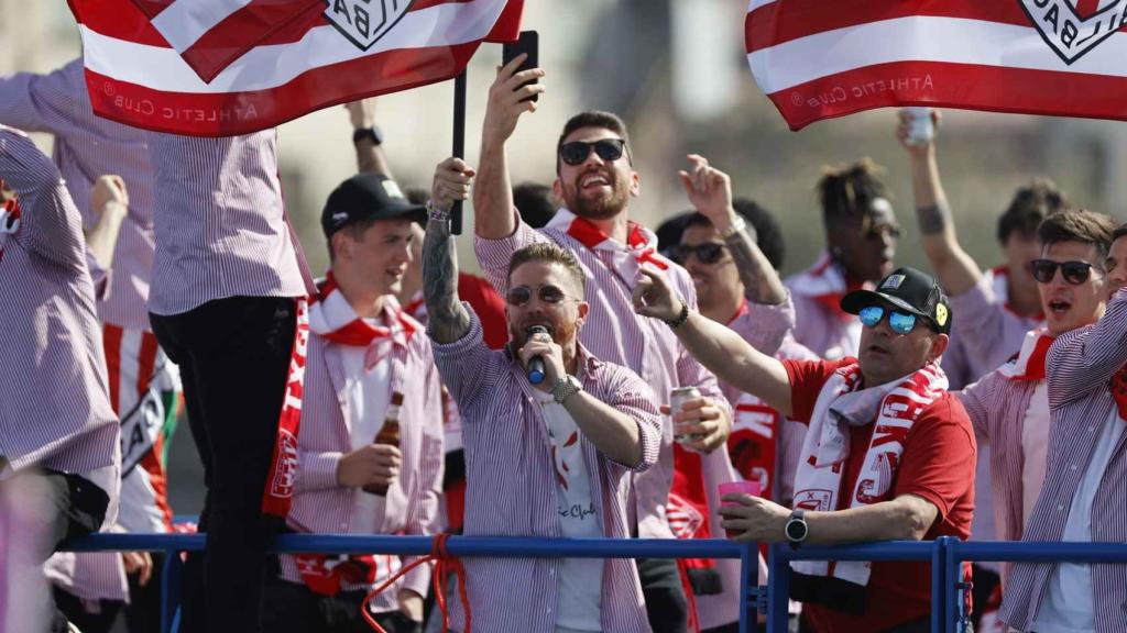 Los jugadores del Athletic de Bilbao subidos a la gabarra.