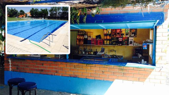 El bar y la piscina de Pollos