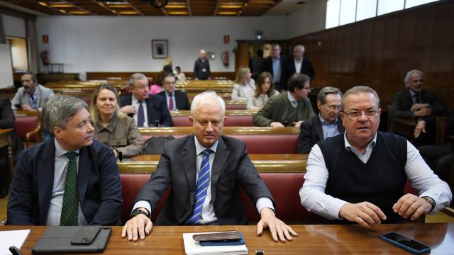 El presidente de la comisión del 'caso Koldo' en el Senado, junto a los portavoces, en una imagen reciente.