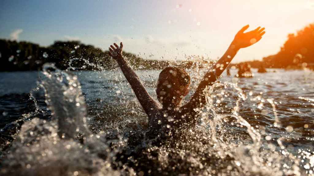 Un niño disfruta de una jornada de verano