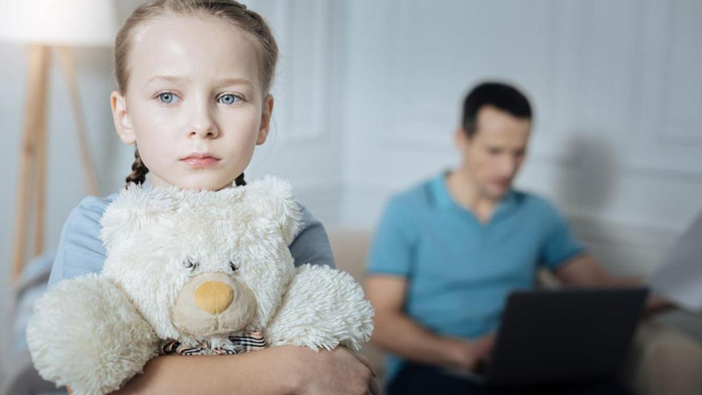 La paternidad ausente puede generar dependencia emocional en el futuro.