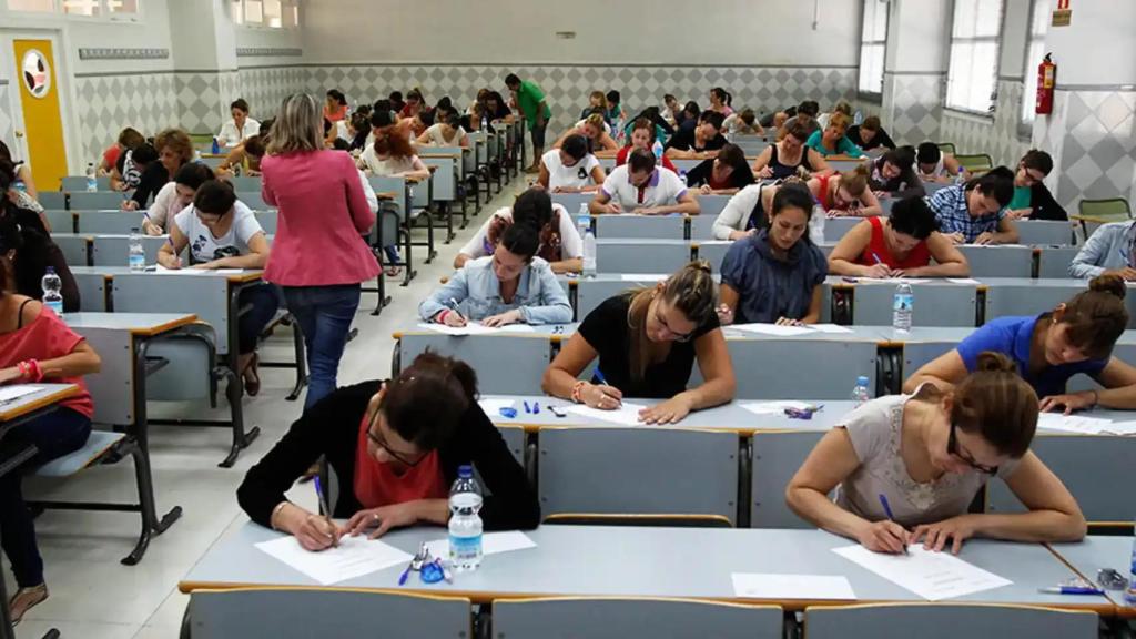 Varios aspirantes a unas oposiciones durante el examen.