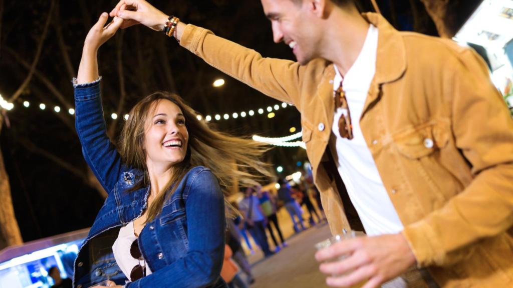 Hombre y mujer bailando.