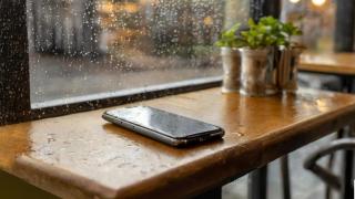 Un móvil mojado en una mesa