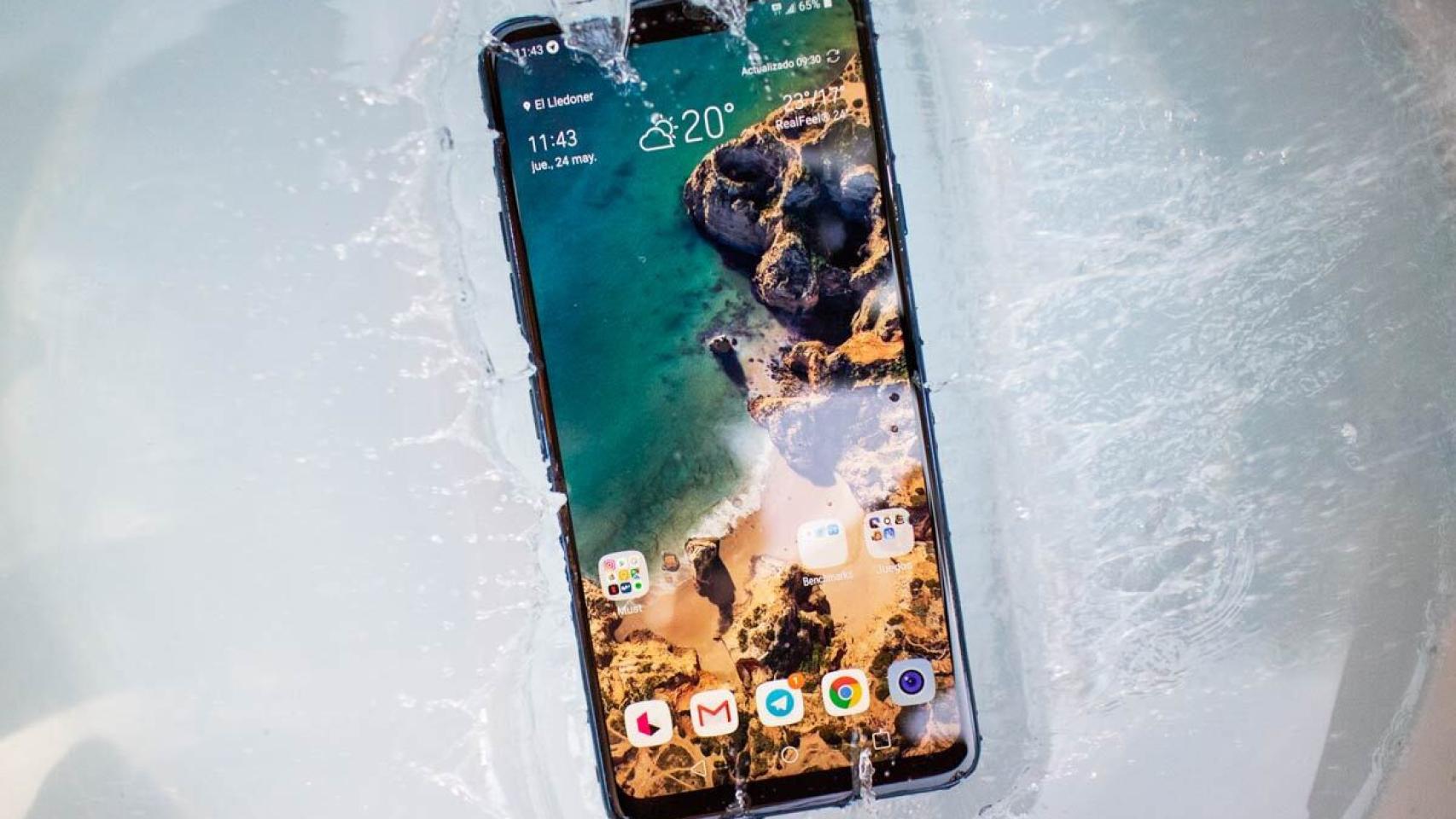 Móvil cayéndose al agua