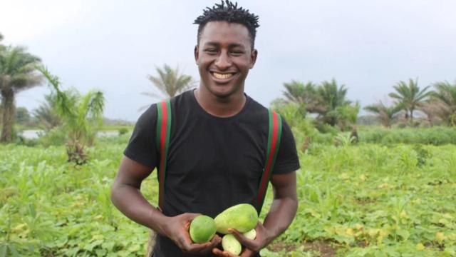 Alhaji Siraj Bah fabrica productos ecológicos en Sierra Leona.