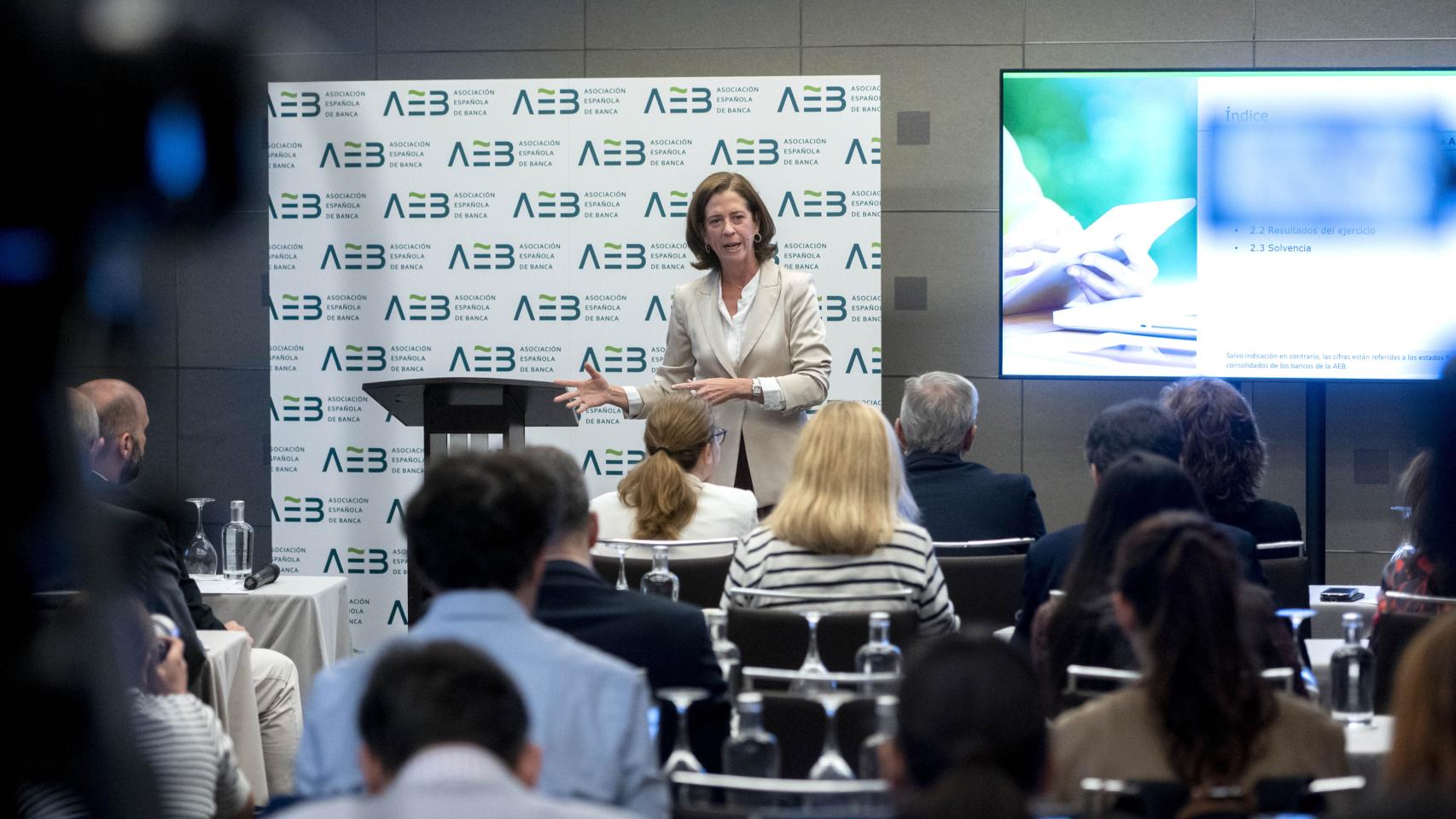 Alejandra Kindelán, presidenta de la Asociación Española de Banca (AEB), el viernes durante una rueda de prensa.