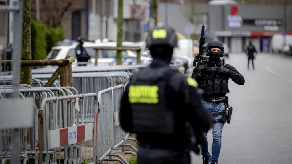 Agentes holandeses en el perímetro de seguridad del caso Marengo.