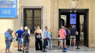 Varias personas en la entrada del Museo Carmen Thyssen Málaga.