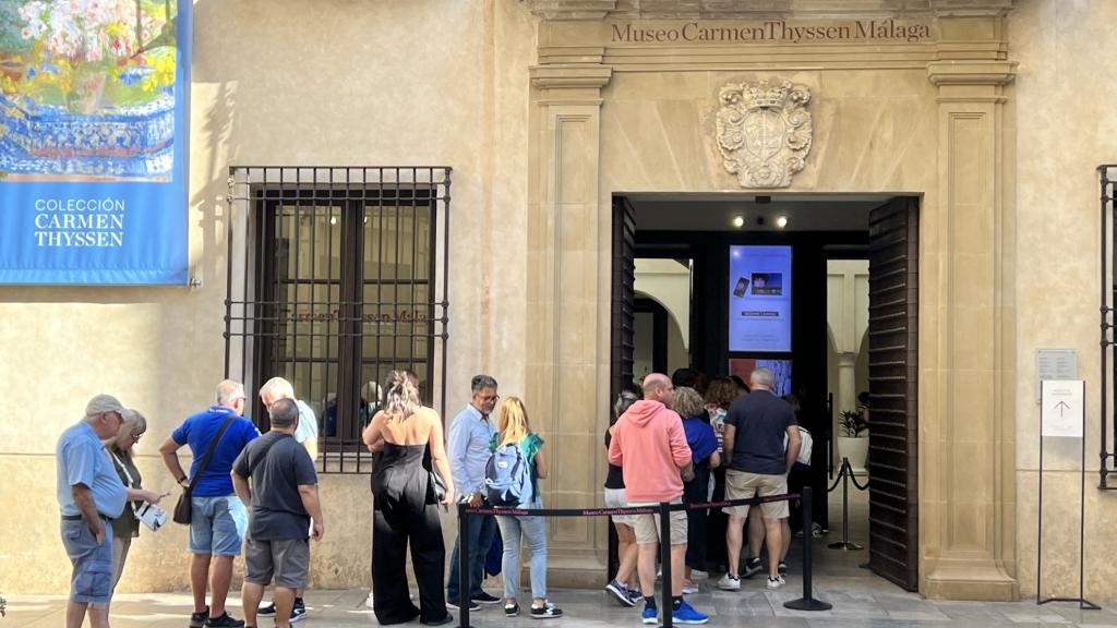 Varias personas en la entrada del Museo Carmen Thyssen Málaga.