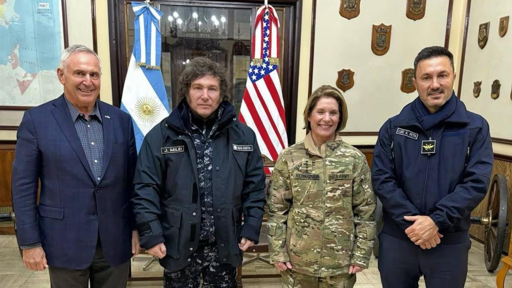 Javier Milei junto a la comandante Laura J. Richardson, la semana pasada en Ushuaia.