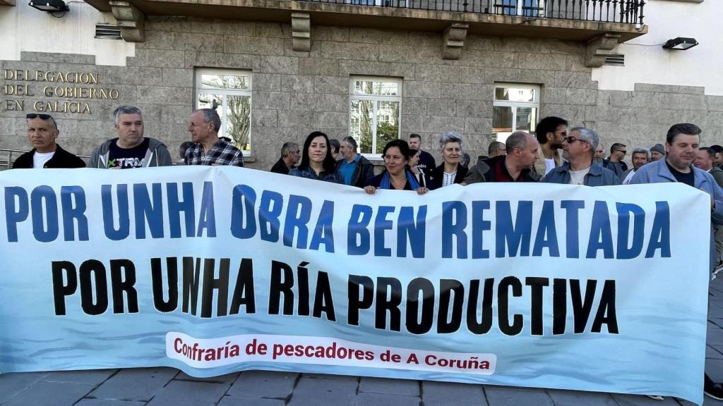 Protesta de los mariscadores delante de la Delegación del Gobierno.
