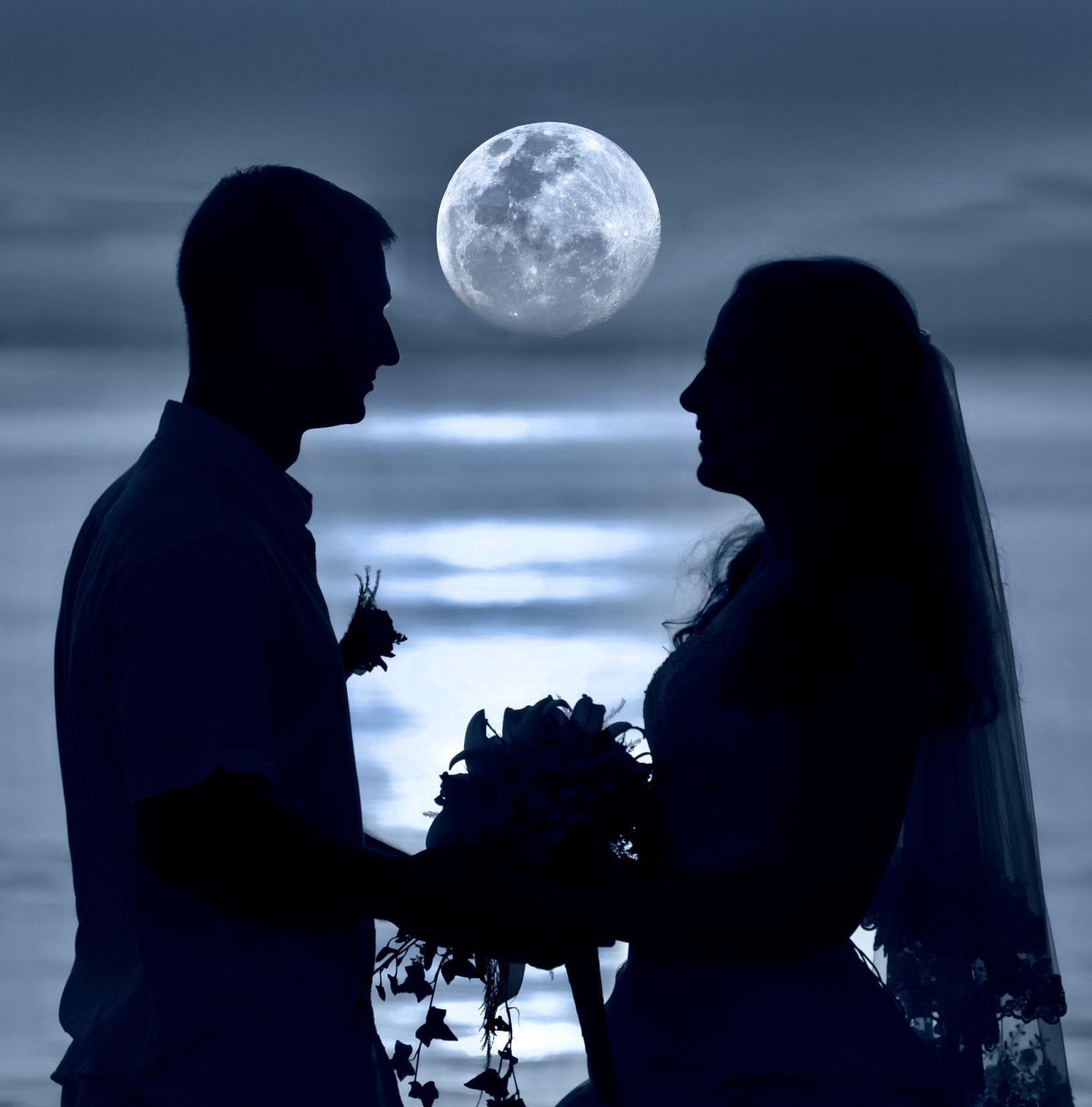 Pareja a la luz de la luna.