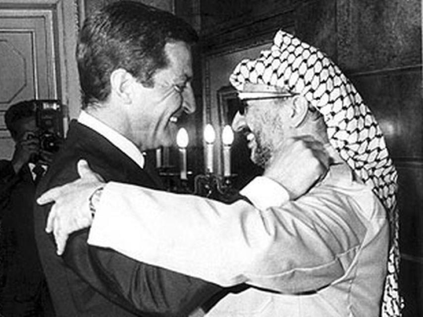 El expresidente Adolfo Suárez y el expresidente de la Autoridad Palestina, Yaser Arafat, en La Moncloa, en septiembre de 1979.
