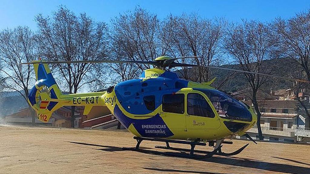 Imagen de un helicóptero medicalizado de Sacyl.