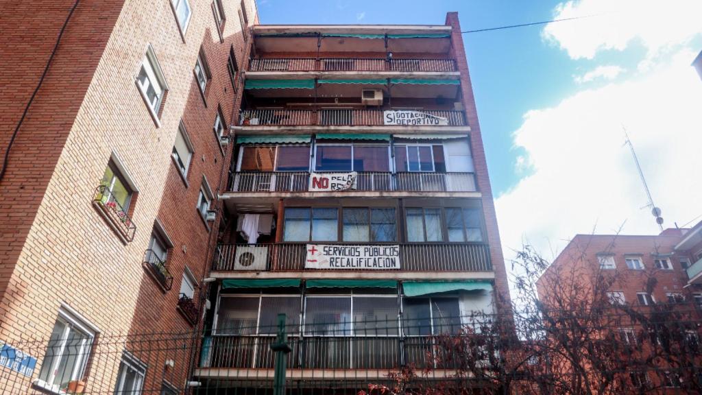 Balcones con carteles contra el plan del pasado mandato sobre el ámbito de la Ermita del Santo, a febrero de 2023.