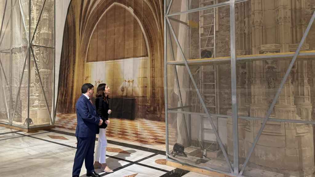 Rosana Morillo y Pedro Blanco supervisan las obras el BIC ligado al Hostal dos Reis Católicos, en Santiago.