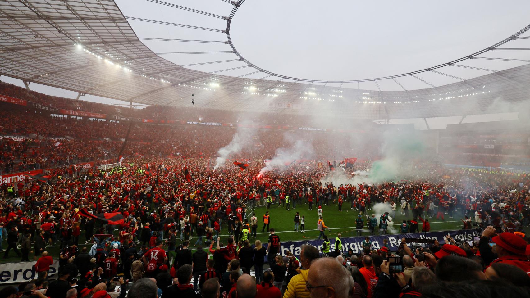 La afición del Bayer Leverkusen invade el césped del BayArena.