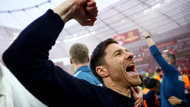 Xabi Alonso celebra el título de Bundesliga con el Bayer Leverkusen.