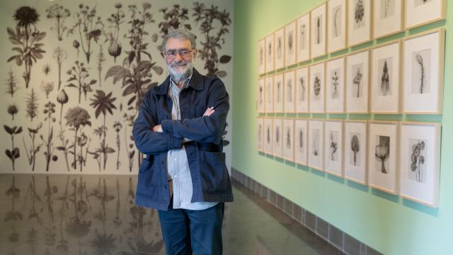 Joan Fontcuberta posa en la exposición del Museo Universidad de Navarra. Foto: © Manuel Castells