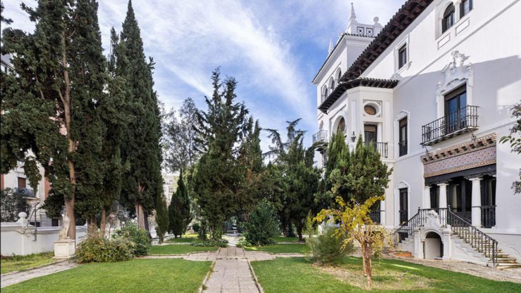 Fachada del Palacio de Trinidad en Avenida de América.