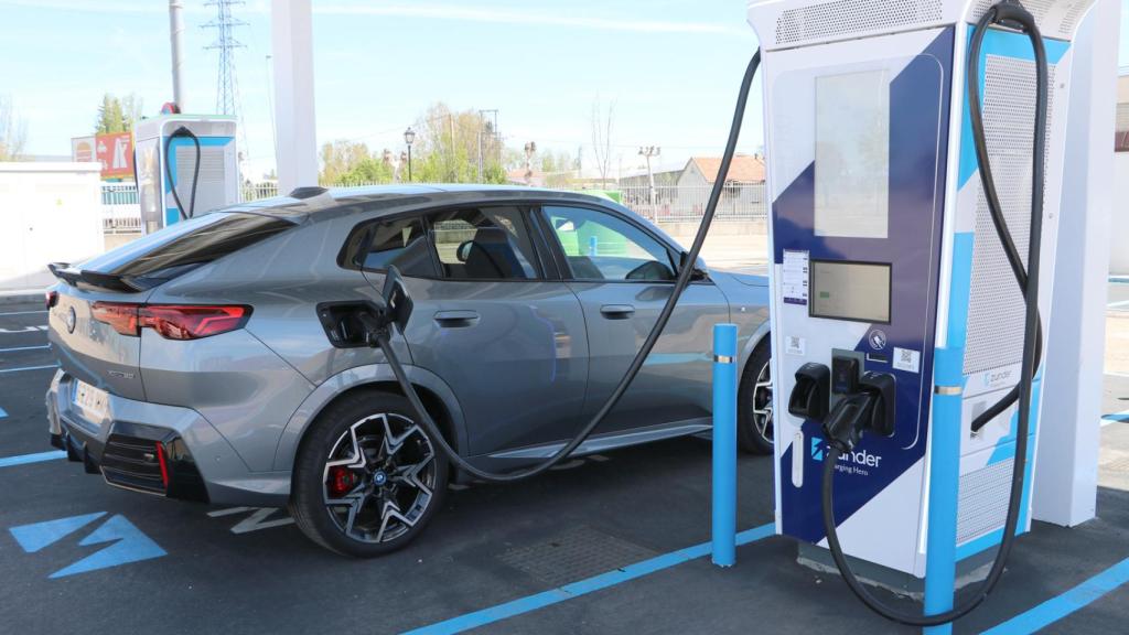 Un BMW iX2 en un punto de Zunder.