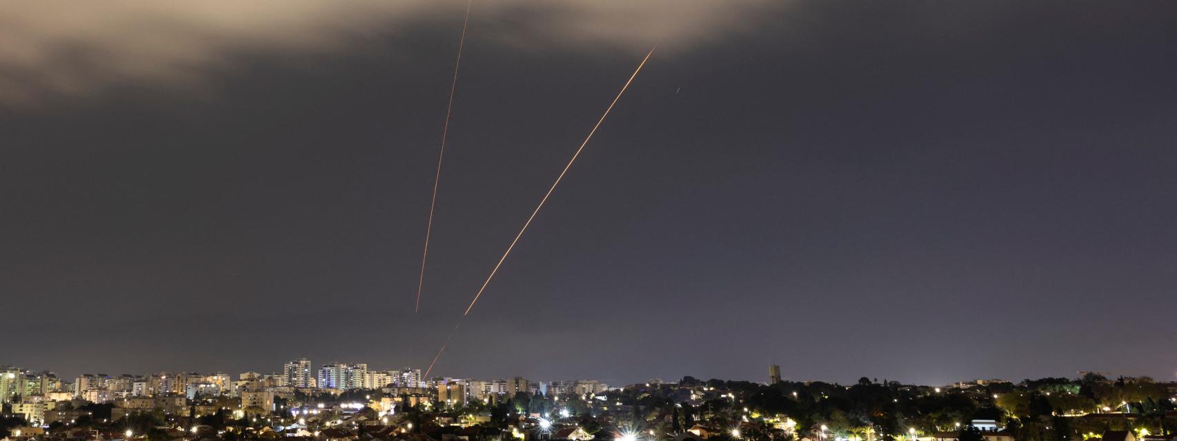 El escudo antimisiles de Israel intercepta drones y misiles lanzados por Irán sobre el cielo de Ashkelon.