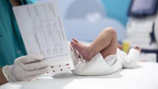 El cribado 'inteligente' de Madrid para 35 enfermedades en bebés: "Tenemos tratamiento eficaz para todas ellas"