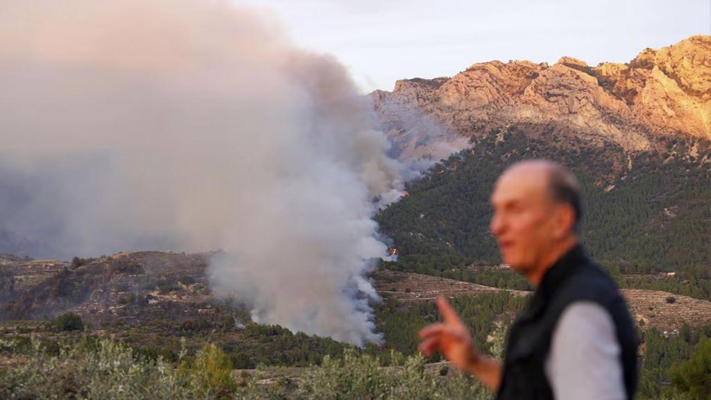 El incendio declarado en el municipio alicantino ha provocado el desalojo de más de 180 personas.