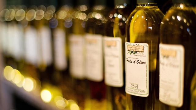 Botellas de aceite de oliva en una estantería