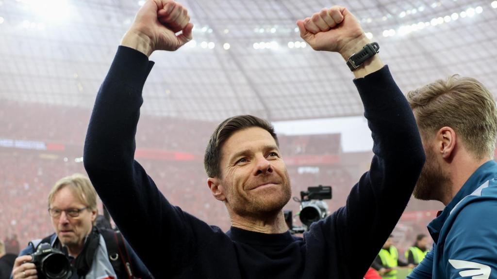 Xabi Alonso celebra que ha ganado la Bundesliga