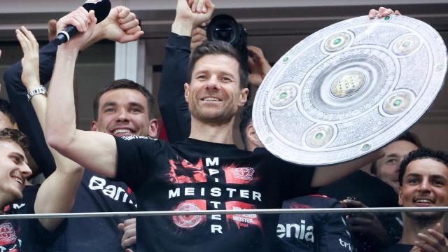 Xabi Alonso, con el título de la Bundesliga.