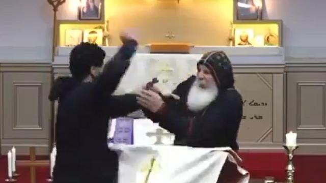 El atacante a punto de apuñalar al cura este lunes en una iglesia de Sídney.