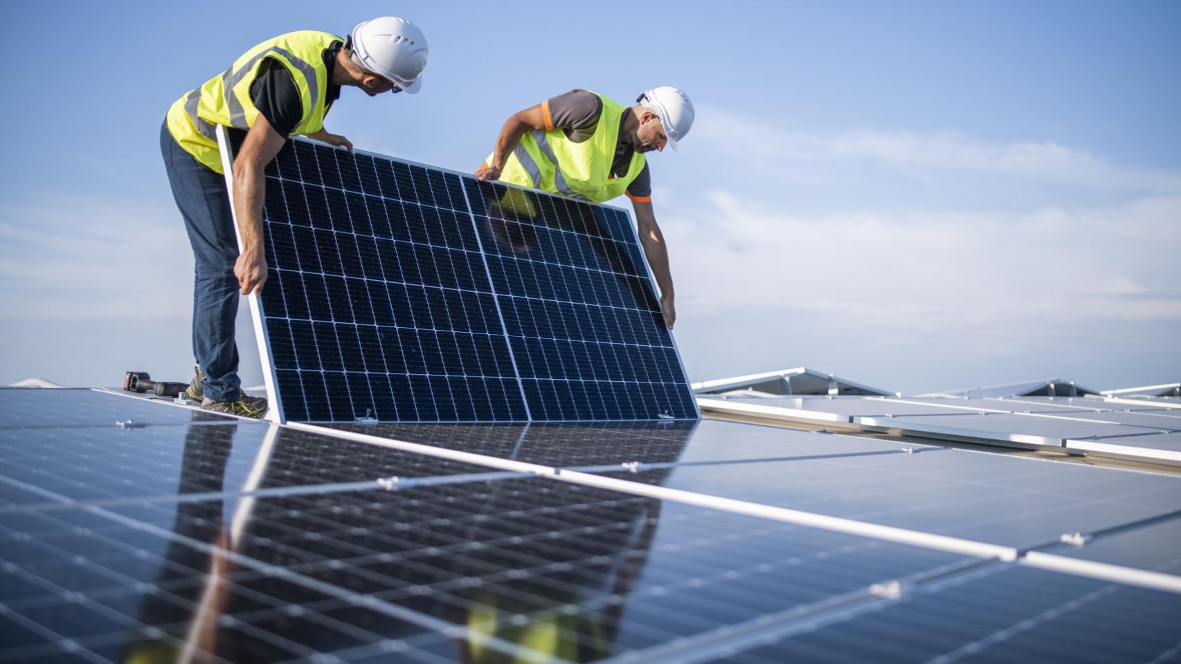 Dos ingenieros instalando un panel solar.