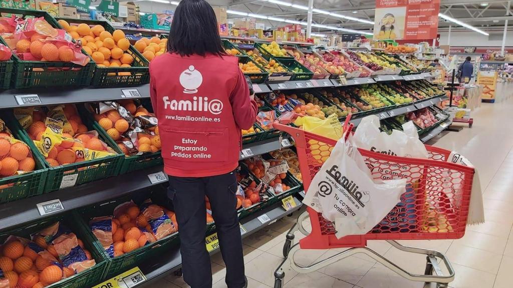 Una trabajadora preparando un pedido online