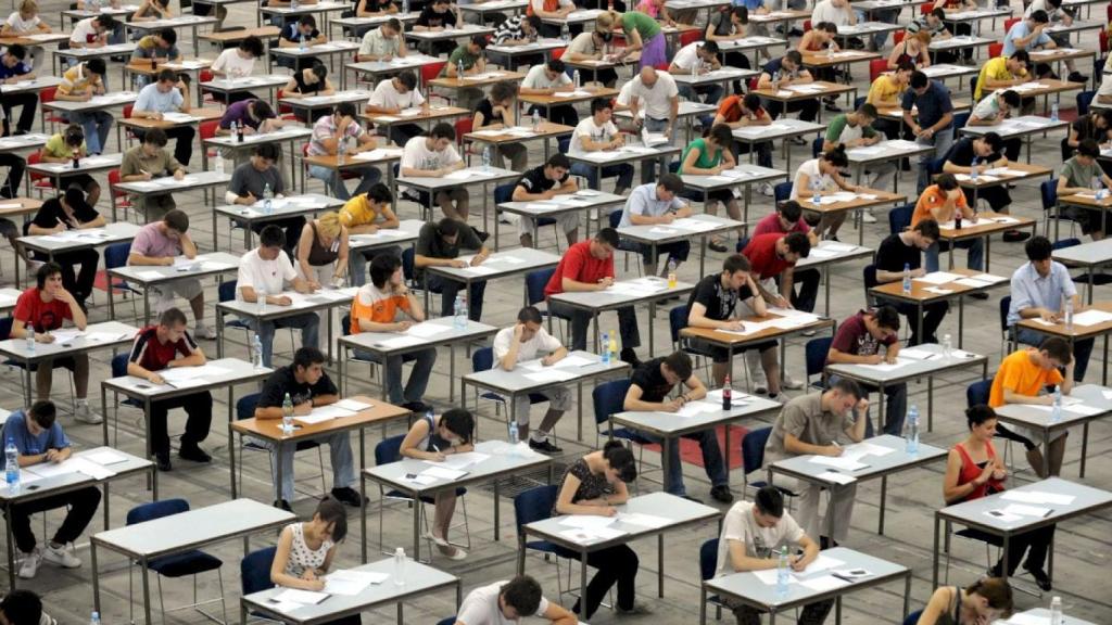 Varios aspirantes a unas oposiciones durante el examen.