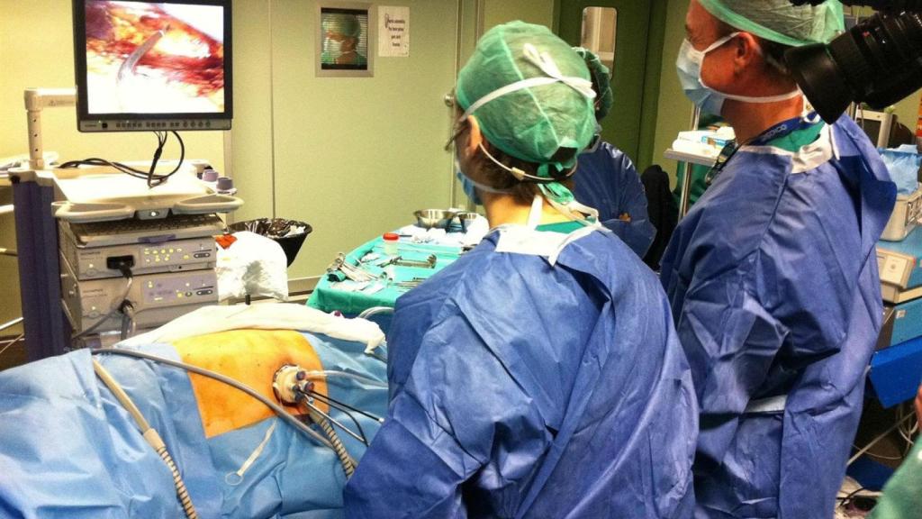 Doctores en un quirófano.