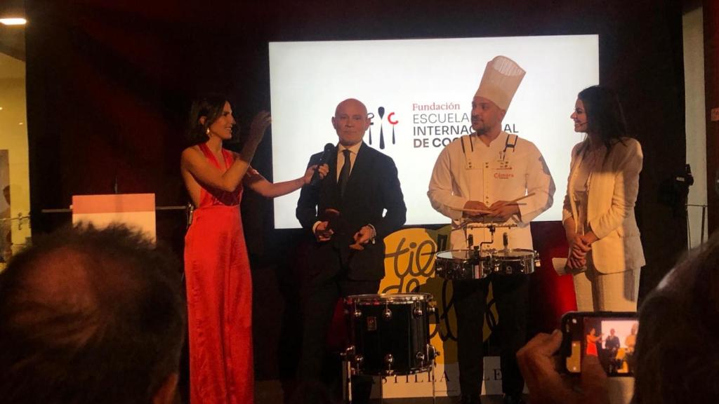 El presidente de la Cámara de Comercio sube al escenario para disfrutar de la música