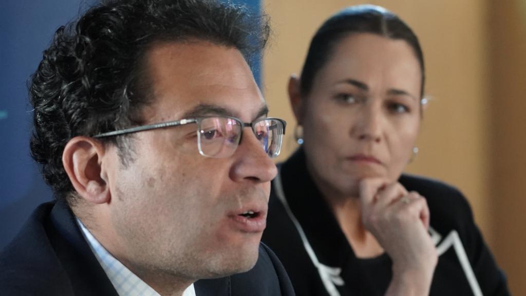 El economista jefe para España de BBVA Research, Miguel Cardoso, y la directora territorial Noroeste de BBVA, Guadalupe Hernández, presentan una nueva edición del informe anual de BBVA